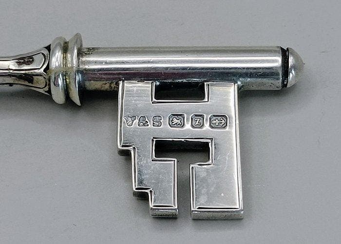 127 Years Old Collectable Key - Zegel, Antiek en Kunst, Antiek | Zilver en Goud