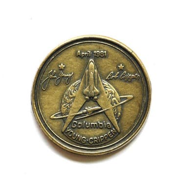 La médaille portée contient du métal provenant de la navette, Antiek en Kunst
