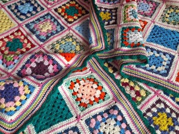 Belle couvre-lit rustique réalisée au crochet avec un motif