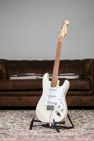Fender Standard Stratocaster 1998 RW | Olympic White, Musique & Instruments, Instruments à corde | Guitares | Électriques, Verzenden