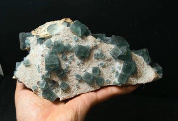 Spectaculair blauwgroene kubische fluoriet op matrix – 1 285