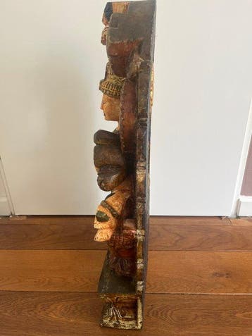 Groot handgesneden houten beeld van de Hindoeïstische Godin
