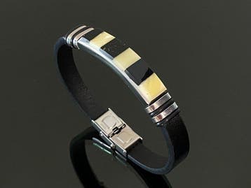 The Amber & Sunline Collective: Bracelet avec accent en cuir, Collections