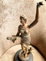 Beeld, Vrouw met vogel - 42 cm - Spelter - 1920