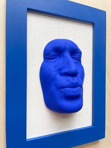 gregos - Blue kiss on white background-bBlue frame