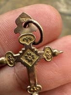 Mysterieuze en gotische Croix Jeannette Savard 3 stempels