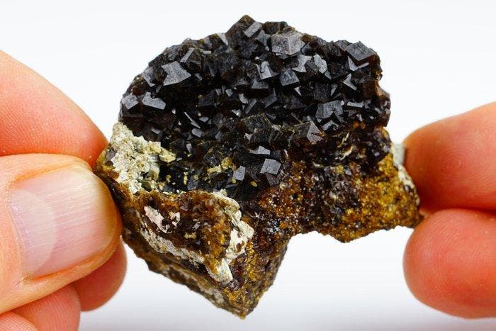 ANDRADITE - TOPAZOLITE zeldzame granaaten met phantomen en, Verzamelen, Mineralen en Fossielen