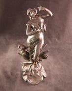 Art Nouveau - Sculpture, Dame tussen bloemen - 34 cm - Métal