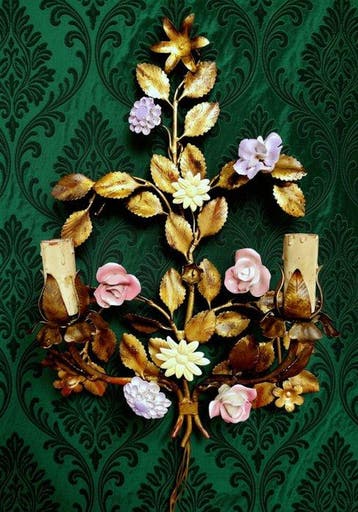 Wandkandelaar - Goudkleurig metaal en keramische bloemen -, Antiek en Kunst
