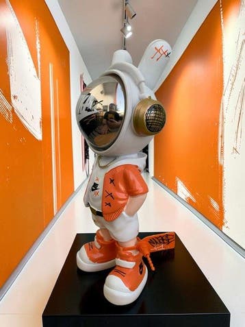 WASE - Beeldje - ASTRO NIKE CUSTOM ORANGE AND WHITE POP ART