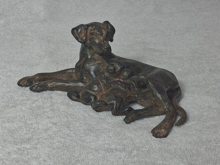 Pierre Chenet (XX-XXI) - sculptuur, La Chiennes allaitant, Antiquités & Art, Curiosités & Brocante