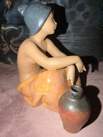 Lladró - Figurine - Jeune fille assise avec vase -