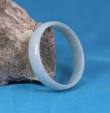 Jade Jadeite naturel - bracelet - taillé dans une seule, Antiquités & Art