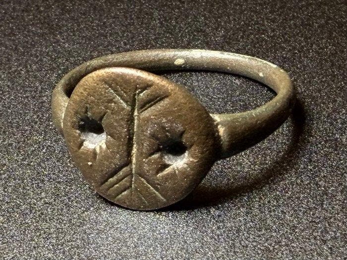 Viking periode Brons Symbolische ring met het beeld van, Bijoux, Sacs & Beauté, Bijoux anciens
