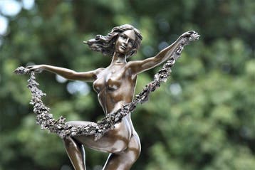 Beeld, woman with guirlande - 53 cm - brons marmer