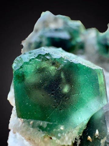 Gemme de fluorite sur quartz, splendide spécimen de