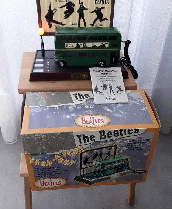 Beatles - Verzamelbustelefoon met Londense bus en, Cd's en Dvd's, Vinyl Singles