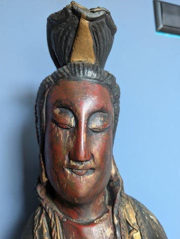 Grote Chinese houten figuur van Guanyin in verguld lakwerk