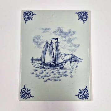 Vintage Sphinx Delfts blauwe wandtegel met zeilschip,, Verzamelen, Verzenden, Nieuw