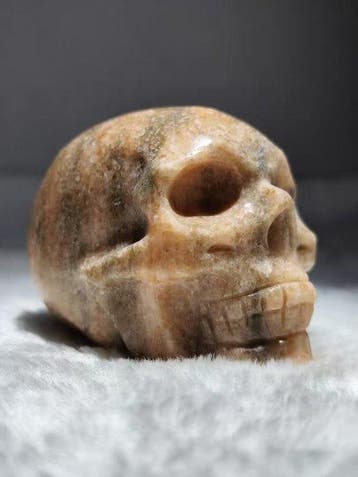 Beeldje - Carved stone skull - Zonnesteen