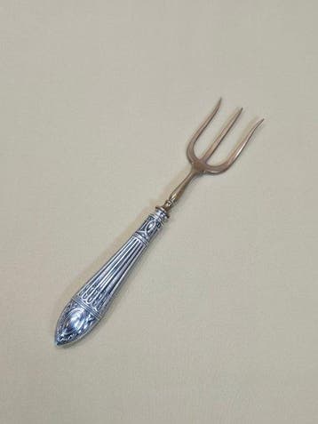 Fourchette à pain - Argent 833 - Richement gravé - Trident