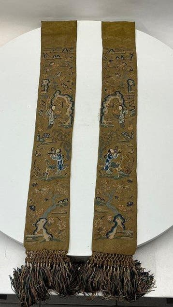 Paar Chinese geborduurde zijden kledingbanden met figuren en