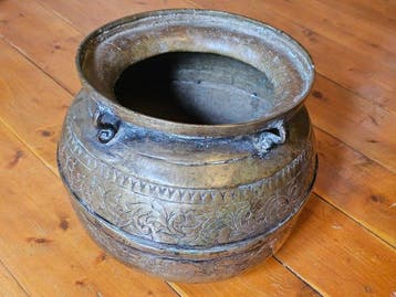 Rituele vaas / container van messing, met de hand gegraveerd