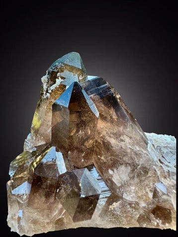 Smoky quartz met beëindigde drievoudige punt, uitstekende