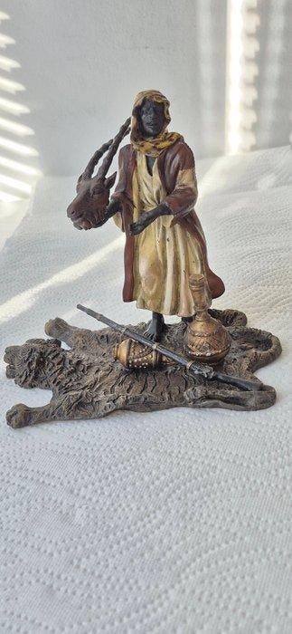 Figuur - Orient-Jäger auf Tigerfell - Koud geverfd brons