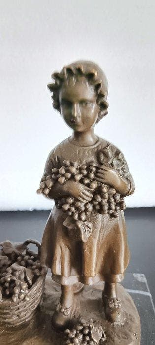 Sculpture, het druivenmeisje - 18 cm - marbre bronze
