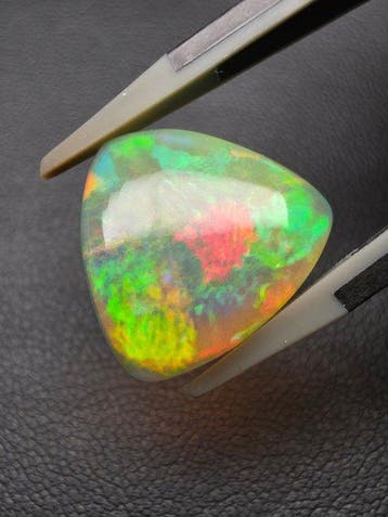 6.54cts Natural White Opal Cabochon - Hoogte: 15.5 mm -