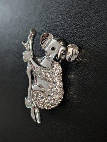 Beeld, Swarovski broche koala - 3.9 cm - Metaal, Rhodium