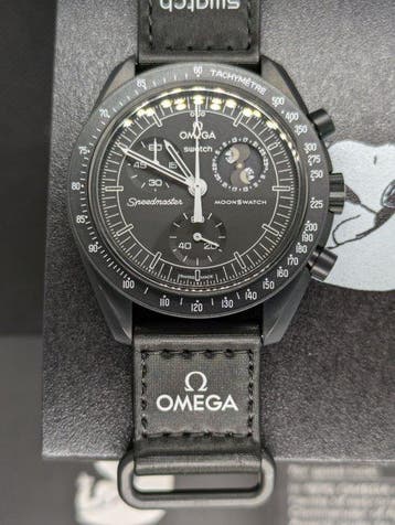 Swatch - MoonSwatch. Mission to the MoonPhase (Black) - Sans, Handtassen en Accessoires, Horloges | Heren, Nieuw