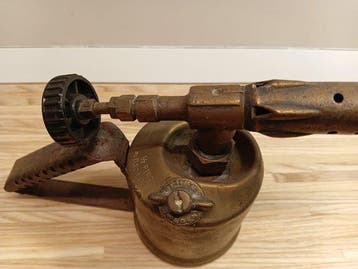 Outil de travail - Ancienne lampe à soudure