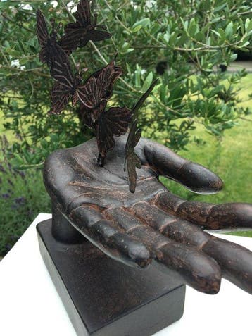 Figurine - VLINDERS ZWEVEND IN HAND - Résine, Métal