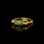 Oud-Romeins Ring met draad omwikkeld Romeins glazen kraal