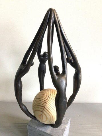 Corry Ammerlaan - sculptuur, “ Gebundelde kracht “ - 24 cm -