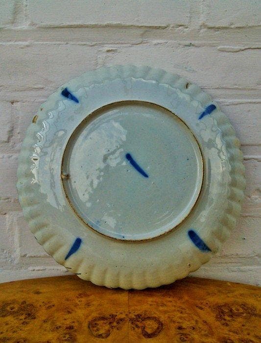 Bord - Geschulpte rand - Zeldzame voorstelling van Pauw, Antiquités & Art, Antiquités | Verre & Cristal