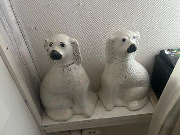staffordshire - Figurine - Origineel paar Twee witte hondjes