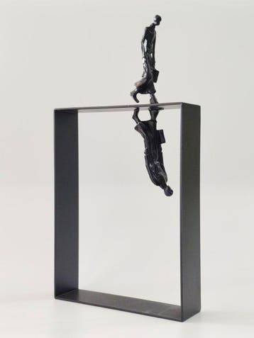 Statue, reflection of walking person - 29 cm - Métal
