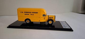 1:43 - Camion miniature - Alfa Romeo Trasporto Auto G.P.