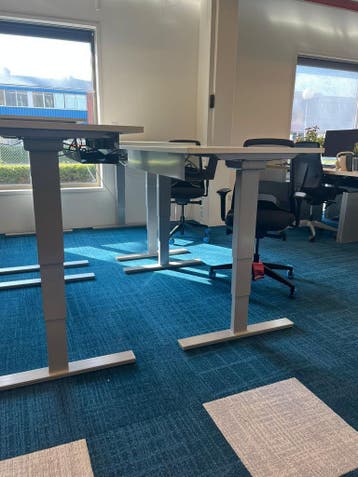 Zit sta bureau Nieuwstaat, Inclusief kabelmanagement, Verzenden, In hoogte verstelbaar, Zo goed als nieuw