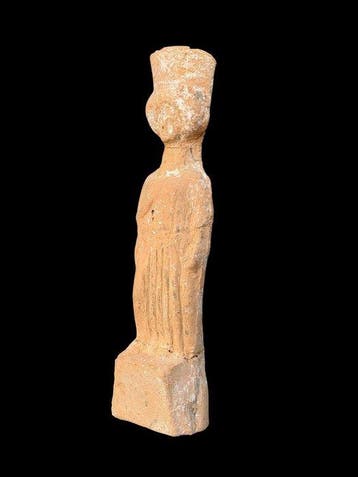 Oud-Grieks Terracotta Groot beeldje van een vrouw. Met