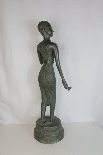 Grote bronzen figuur van Thaise danseres met bloemen –, Antiek en Kunst