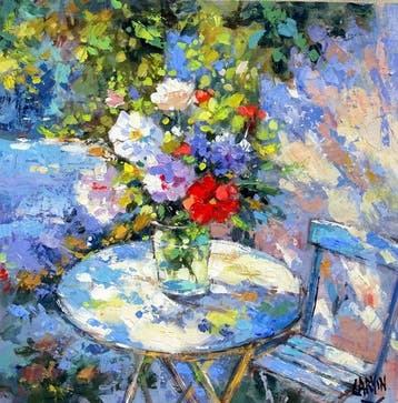 Carvin - Bouquet fleuri sur une table de jardin