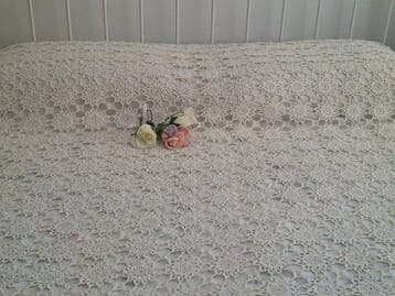 Prachtige beddenspread van puur katoen met bloemen in reliëf