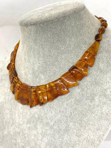 Rayons de soleil capturés : collier ras-de-cou en ambre