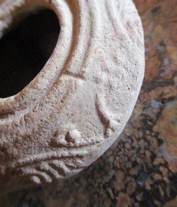 Oud-Romeins Terracotta Olielamp met thyrsus, druiven en, Verzamelen