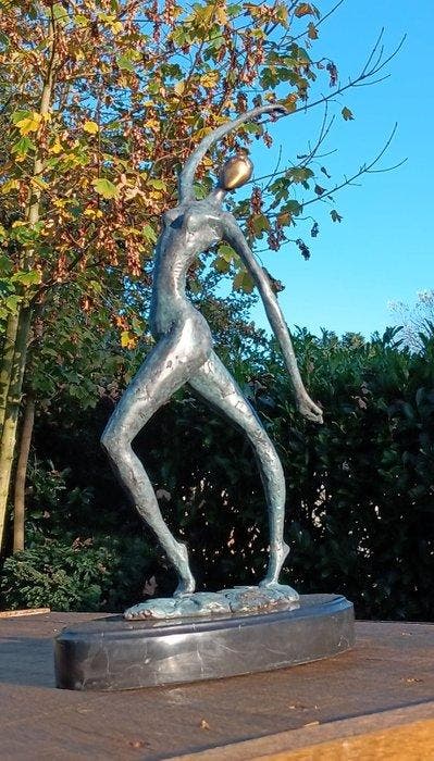sculptuur, dancing lady on marble 36 cm hoog - 36 cm - brons, Antiquités & Art, Art | Objets design