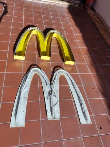 enseigne lumineuse néon McDonalds - « Golden Arches »